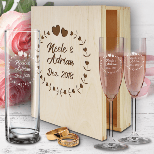 personalisierte Holzbox zur Hochzeit mit Sektgläsern und Vase -...