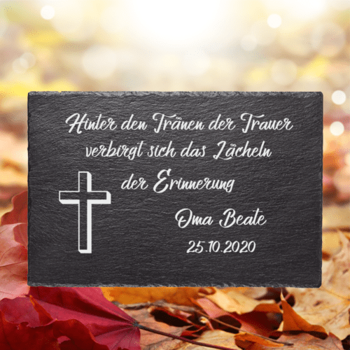 Schiefertafel mit Namen Hinter den Tränen der Trauer