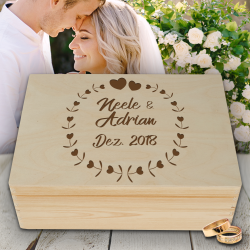 gravierte Holzkiste zur Hochzeit mit Wunschnamen Motiv Herzkreis
