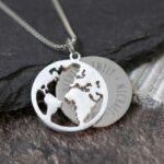 Bild von   halskette mit gravur globusjpg | fotogeschenkideende 🎀 Geschenke mit eigenem Foto Motiv o Text