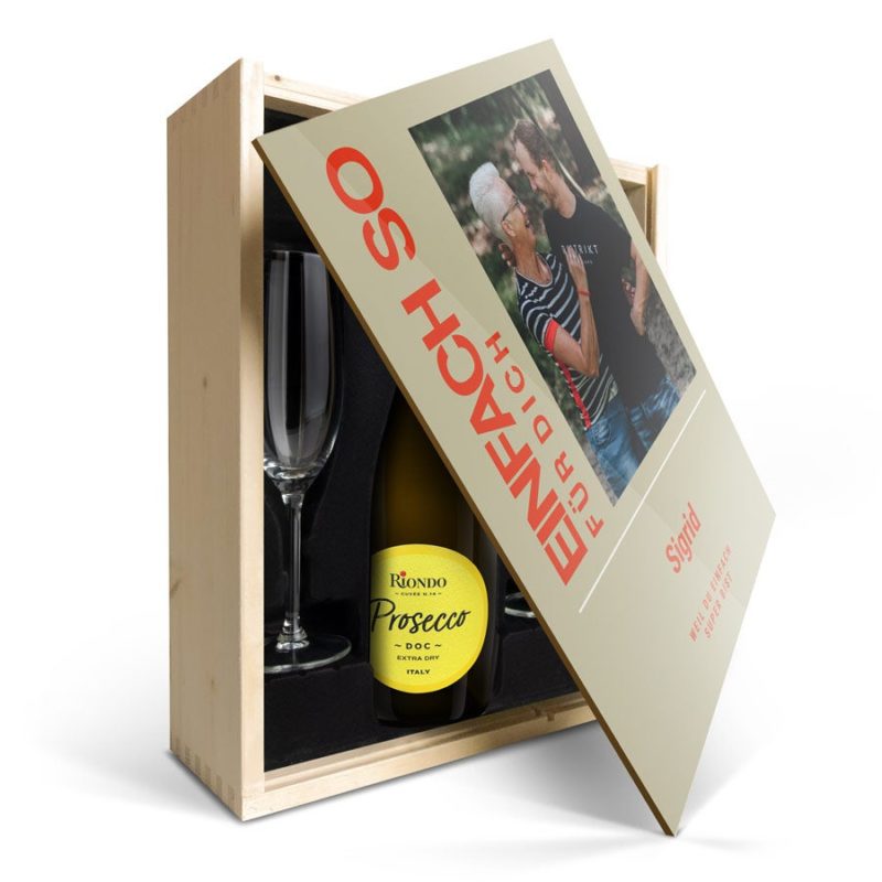Bild von   weinpaket mit glaesern riondjpg | fotogeschenkideende 🎀 Geschenke mit eigenem Foto Motiv o Text