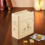 Bild von   spardose buch aus holz mit gjpg | fotogeschenkideende 🎀 Geschenke mit eigenem Foto Motiv o Text